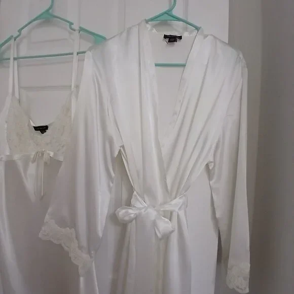 Jones New York White Satin Gown and Robe Set